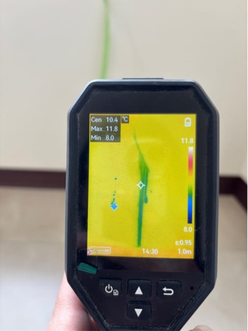 桃園站前越A戶9樓驗屋 - 臥室窗框角隅右下角滲水