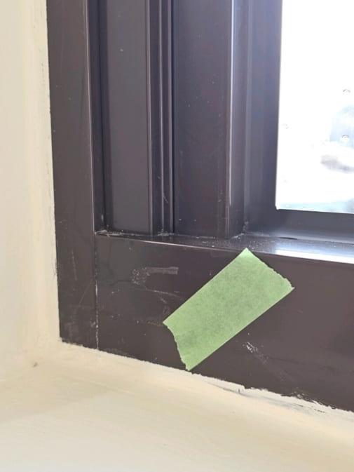 桃園站前越A戶9樓驗屋 - 臥室窗框窗片多處刮痕髒汙