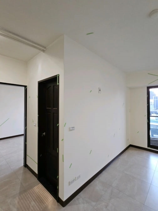 桃園站前越A戶9樓驗屋 - 客廳全室漆面平整度不佳