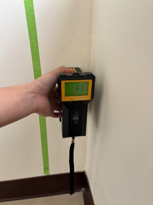 桃園站前越A戶9樓驗屋 - 臥室牆面檢測含水率4.1%