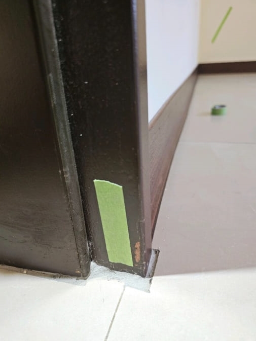 桃園站前越A戶9樓驗屋 - 臥室門框門片多處髒汙缺損