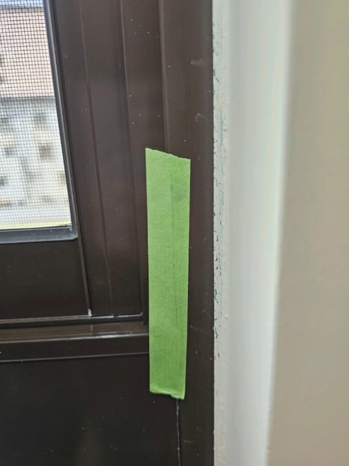 桃園站前越A戶9樓驗屋 - 臥室窗框窗片多處髒汙缺損