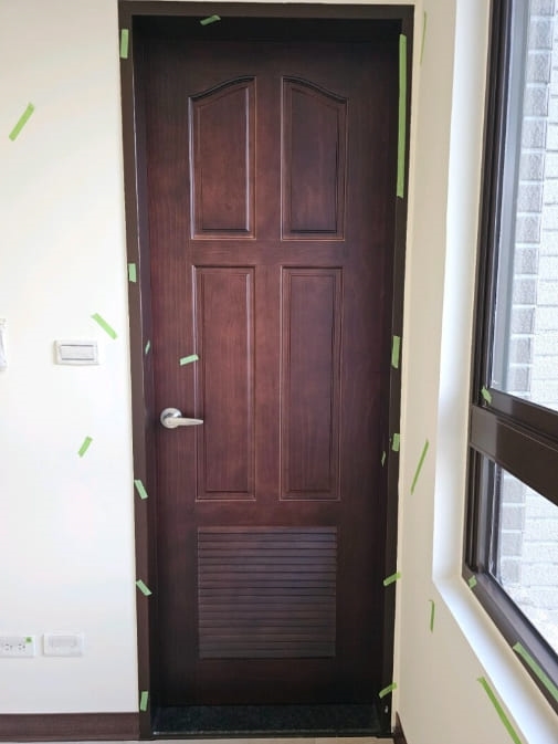 桃園站前越A戶9樓驗屋 - 衛浴門框門片多處髒汙缺損