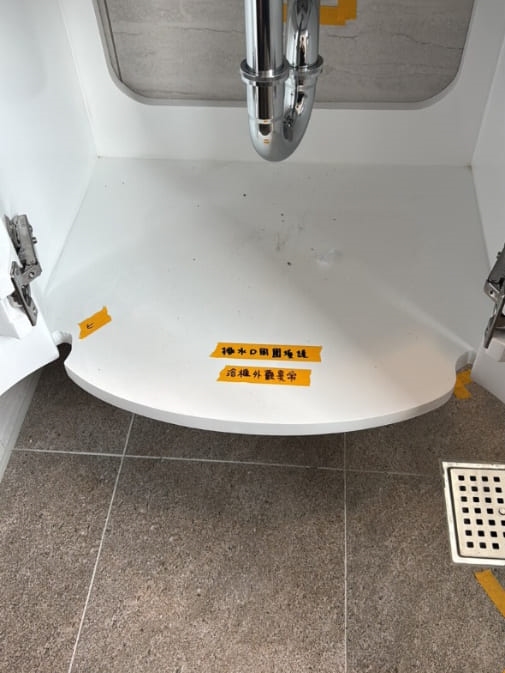 桃園站前越A戶9樓驗屋 - 衛浴浴櫃底板異常不對稱