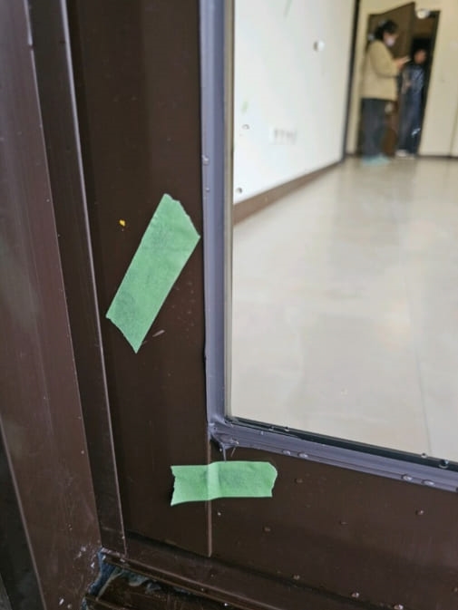 桃園站前越A戶9樓驗屋 - 客廳多處矽膠收邊不佳、一處矽膠破口