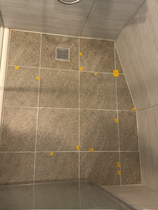 桃園站前越A戶9樓驗屋 - 衛浴一處地磚破損、多處填縫不實