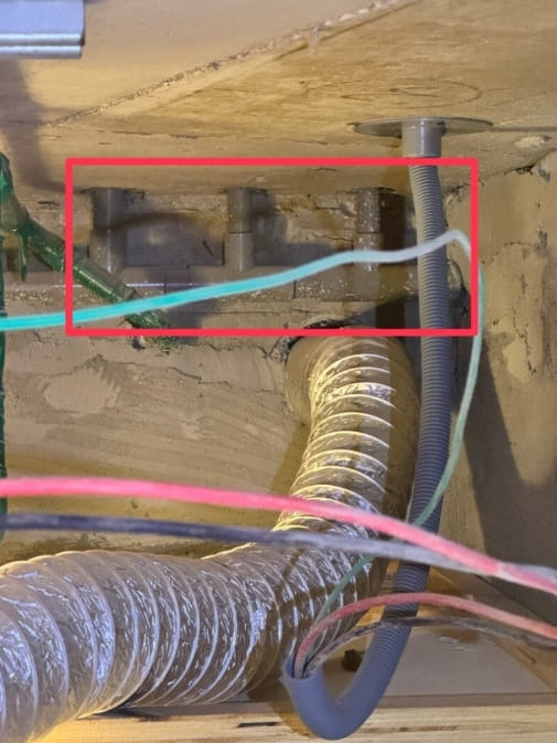 桃園站前越A戶9樓驗屋 - 衛浴冷氣排水無保溫、有冷凝水滴落天花板疑慮