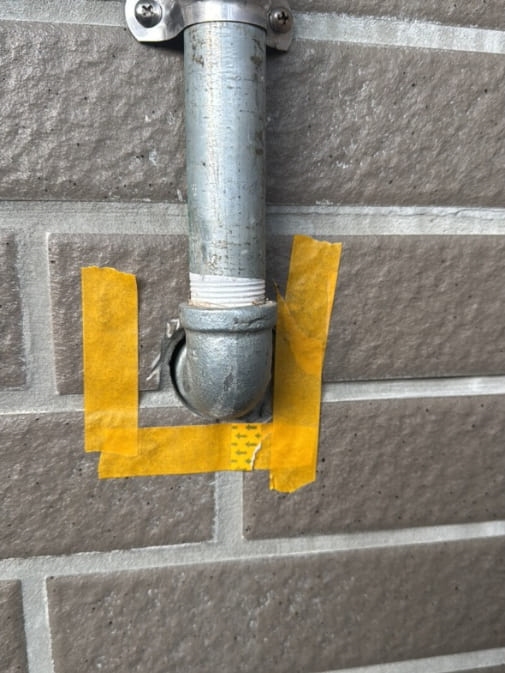 桃園站前越A戶9樓驗屋 - 陽台瓦斯管穿牆處周圍壁磚缺損