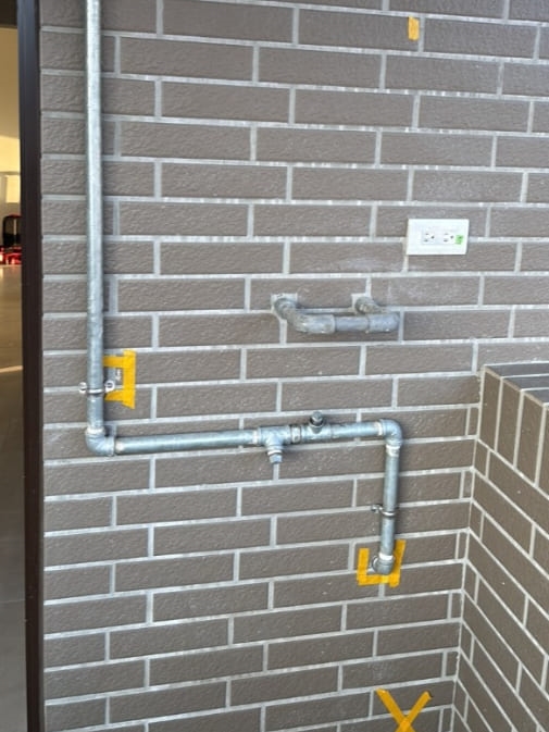 桃園站前越A戶9樓驗屋 - 陽台兩處壁磚破損、多處填縫不實