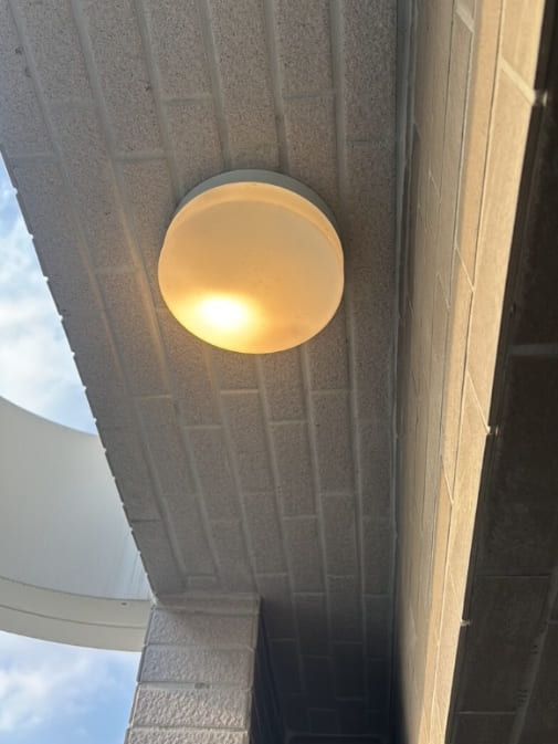 桃園站前越A戶9樓驗屋 - 陽台燈具內部髒汙