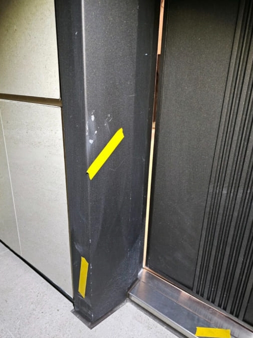 桃園站前越A戶9樓驗屋 - 客廳門框多處髒汙刮痕