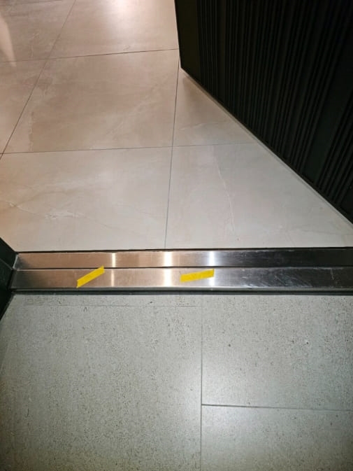 桃園站前越A戶9樓驗屋 - 客廳門檻多處刮痕