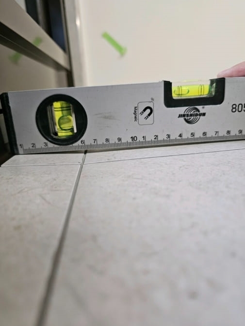 桃園站前越A戶9樓驗屋 - 廚房一處壁磚不平、缺損