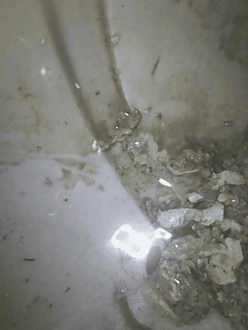 宜蘭縣院里來聚心華廈驗屋 - 陽台地排管內有髒汙