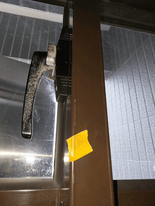 宜蘭縣院里來聚心華廈驗屋 - 衛浴窗框多處髒汙刮傷