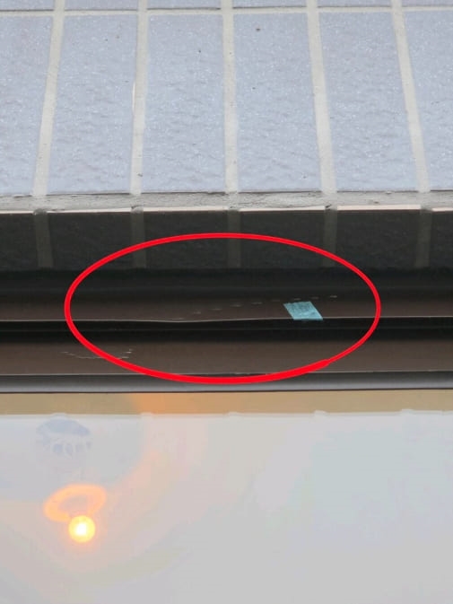 宜蘭縣院里來聚心華廈驗屋 - 客廳一處窗框變形、多處刮傷