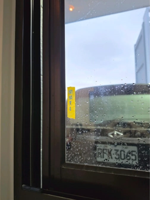 宜蘭縣院里來聚心華廈驗屋 - 客廳玄關處窗戶窗片開關異音