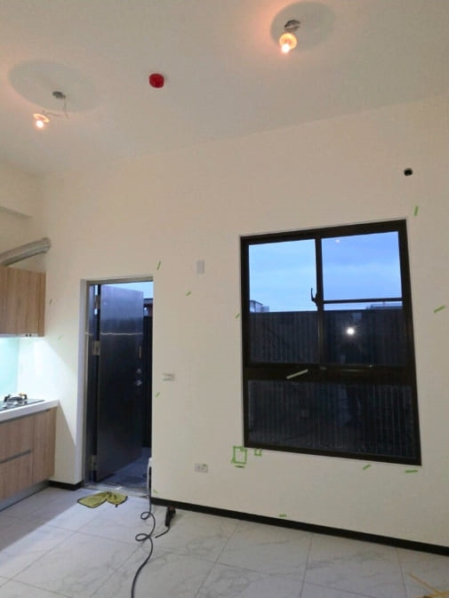 宜蘭縣院里來聚心華廈驗屋 - 客廳全室漆面平整度不佳