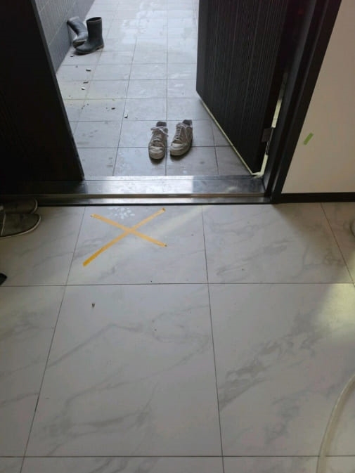 宜蘭縣院里來聚心華廈驗屋 - 客廳地磚二處空心